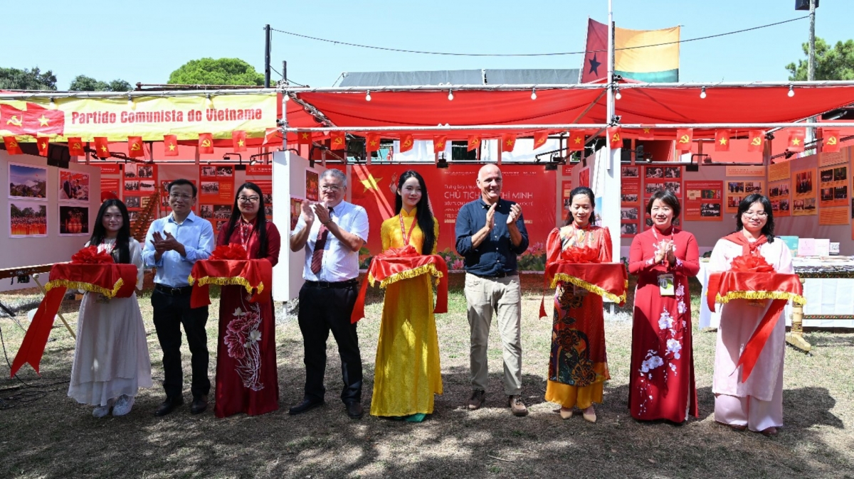 Delegados cortan la cinta inaugural de la exposición temática "El presidente Ho Chi Minh, símbolo de la solidaridad internacional", en el marco del Festival Avante, Portugal. Foto: bvhttdl.gov.vn
