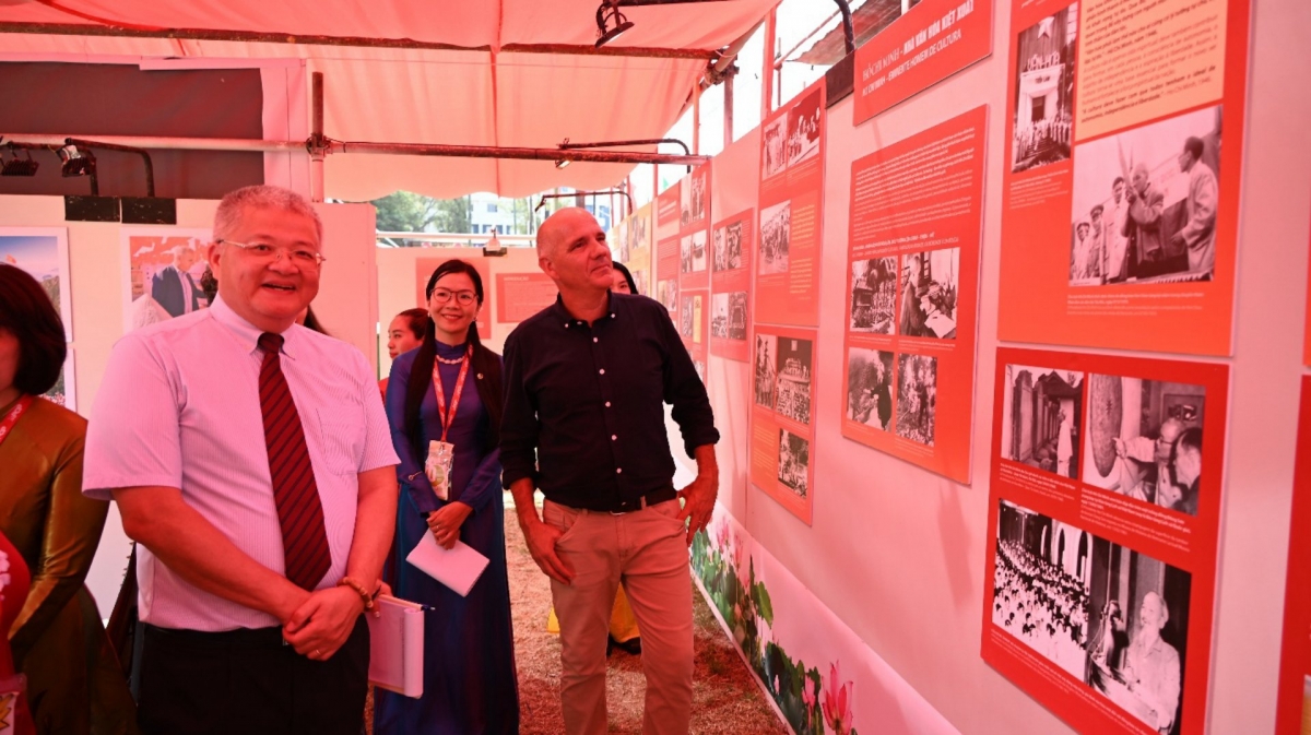 El embajador de Vietnam en Portugal, Nguyen Manh Thang, y el secretario general del Partido Comunista de Portugal, Paulo Raimundo, recorren la exposición. Foto: bvhttdl.gov.vn