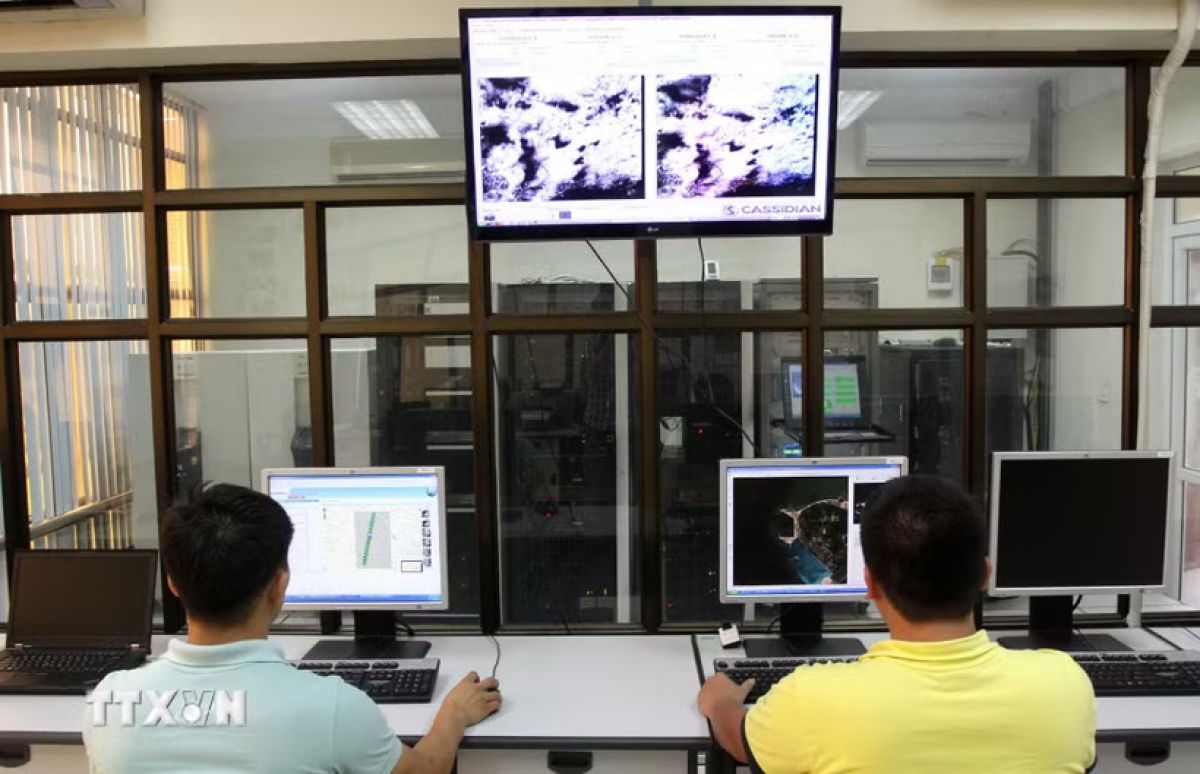 Image collection and processing at the satellite imagery receiving station (Photo: The Duyet/VNA)