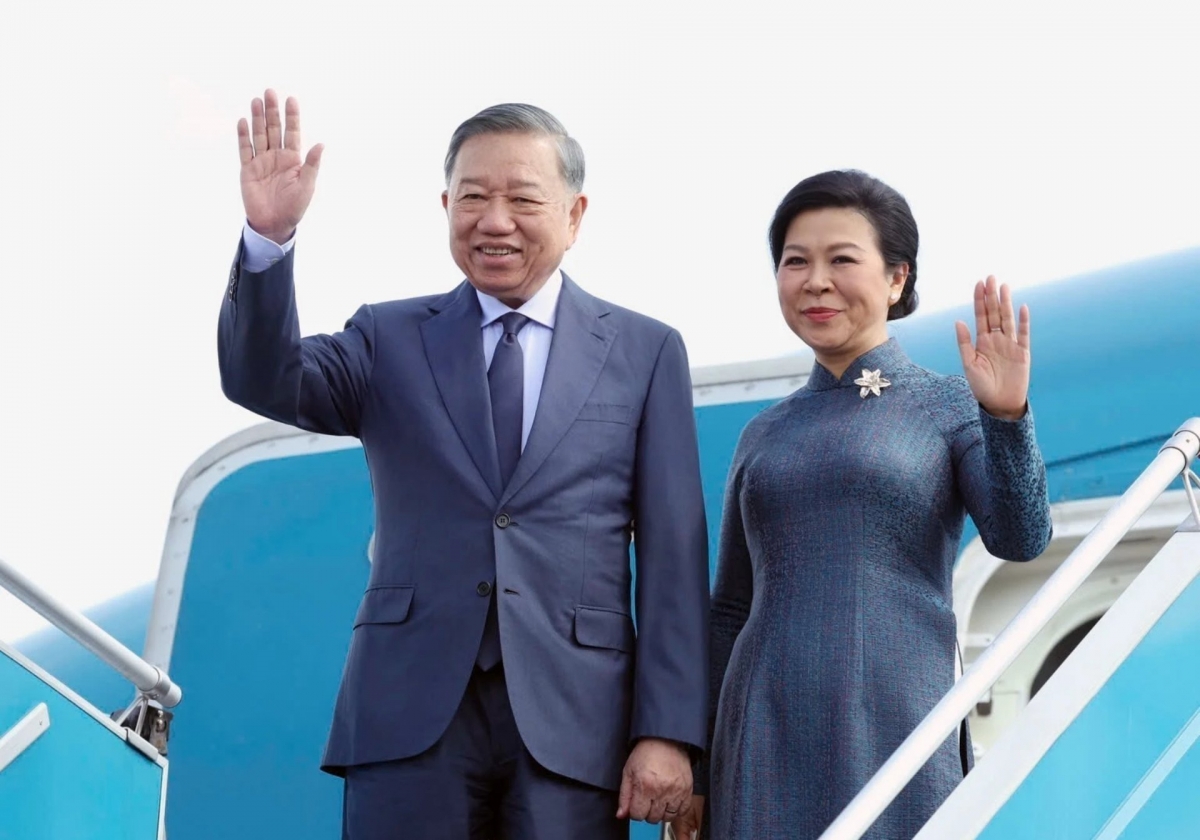 General Secretary and President To Lam and his spouse, Ngo Phuong Ly, depart Hanoi for a state visit to the Russian Federation. Photo: VNA