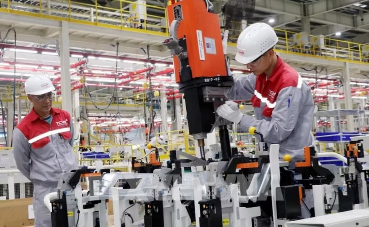 Trabajadores ensamblando automóviles para Skoda, una marca automotriz checa que invierte en la provincia de Quang Ninh. Foto: Van Duc/VNA