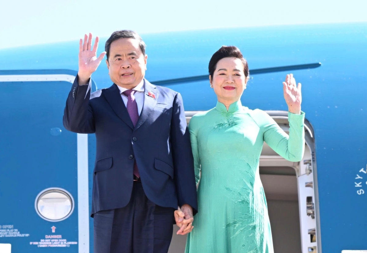 National Assembly President Tran Thanh Man and his spouse Nguyen Thi Thanh Nga  arrive in Ulaanbaatar, beginning an official visit to Mongolia. (Photo: Le Tuyet/VOV)