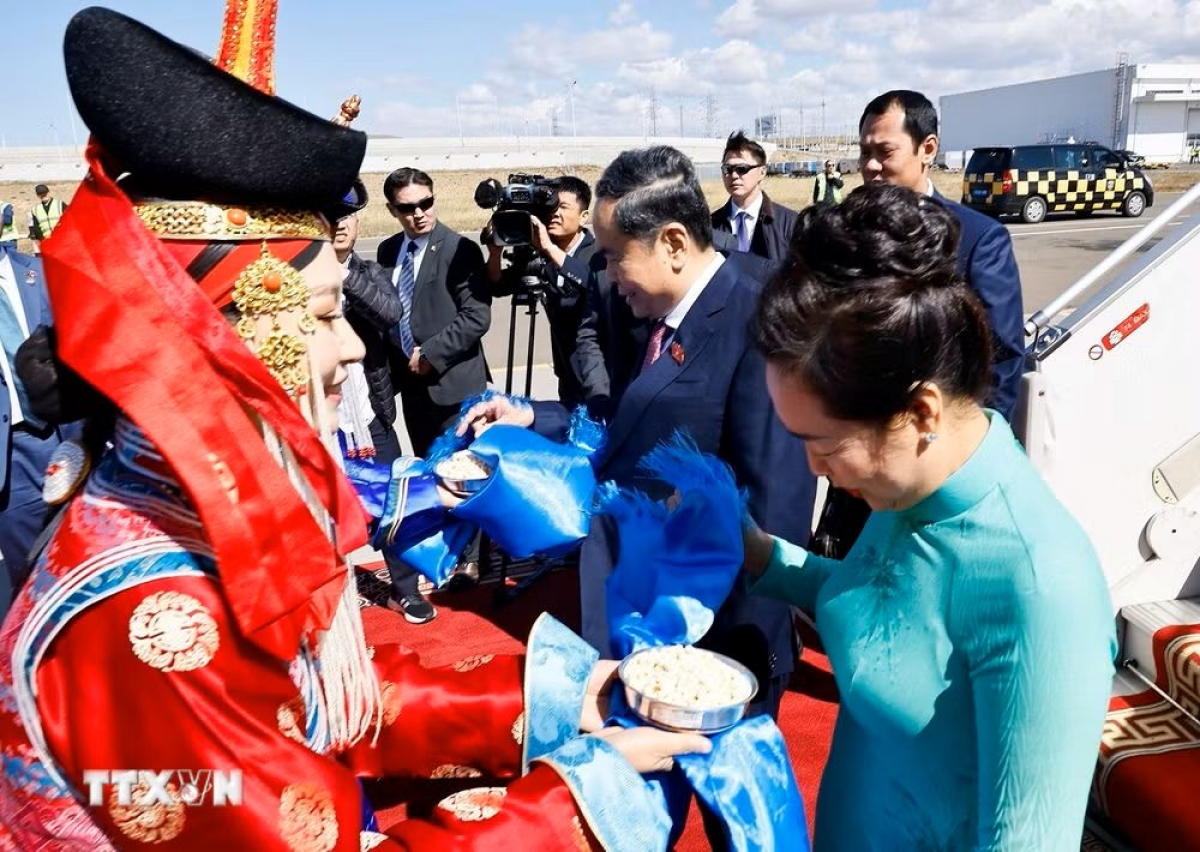 Two young Mongolian women present Khadag scarves and offer Aaruul (dried curd) to National Assembly President Tran Thanh Man and his spouse, in accordance with traditional Mongolian welcoming customs. (Photo: Le Tuyet/VOV)