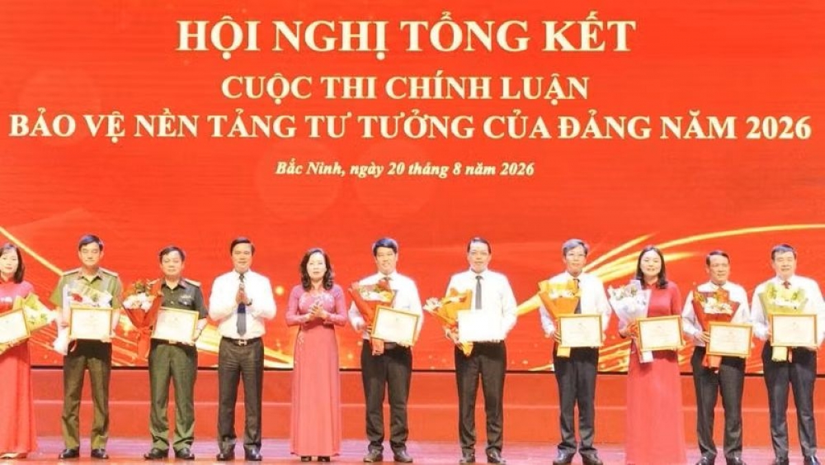 Ban tổ chức khen thưởng các tập thể có thành tích xuất sắc trong tổ chức triển khai và tham gia Cuộc thi. Ảnh: Báo Nhân Dân.