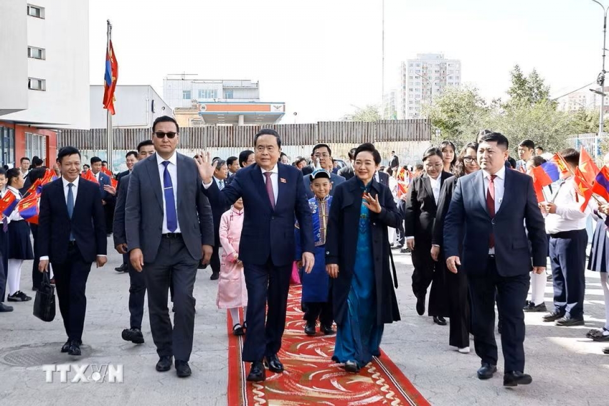 El presidente de la Asamblea Nacional de Vietnam, Tran Thanh Man, y su esposa, durante su visita a la Escuela Interescolar n.º 14, que lleva el nombre del presidente Ho Chi Minh. Foto: VNA