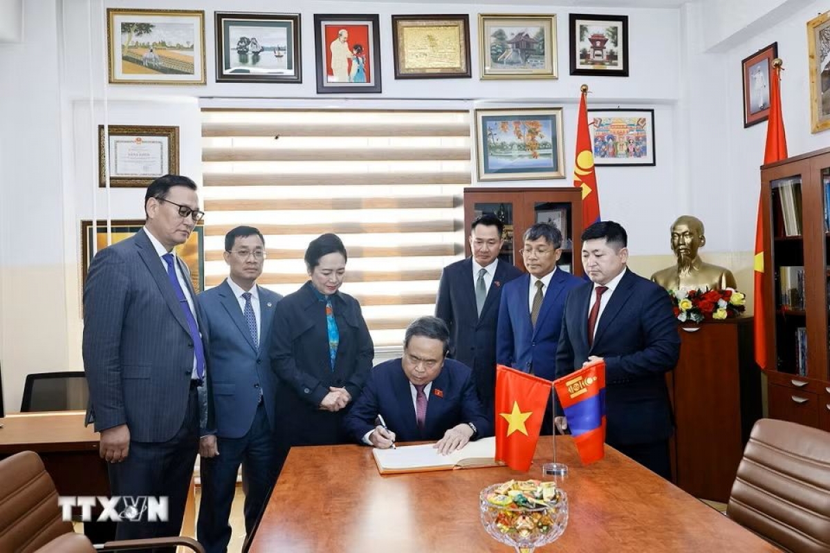 National Assembly President Tran Thanh Man signs the guestbook at School No. 14 named after President Ho Chi Minh. (Photo: VNA)