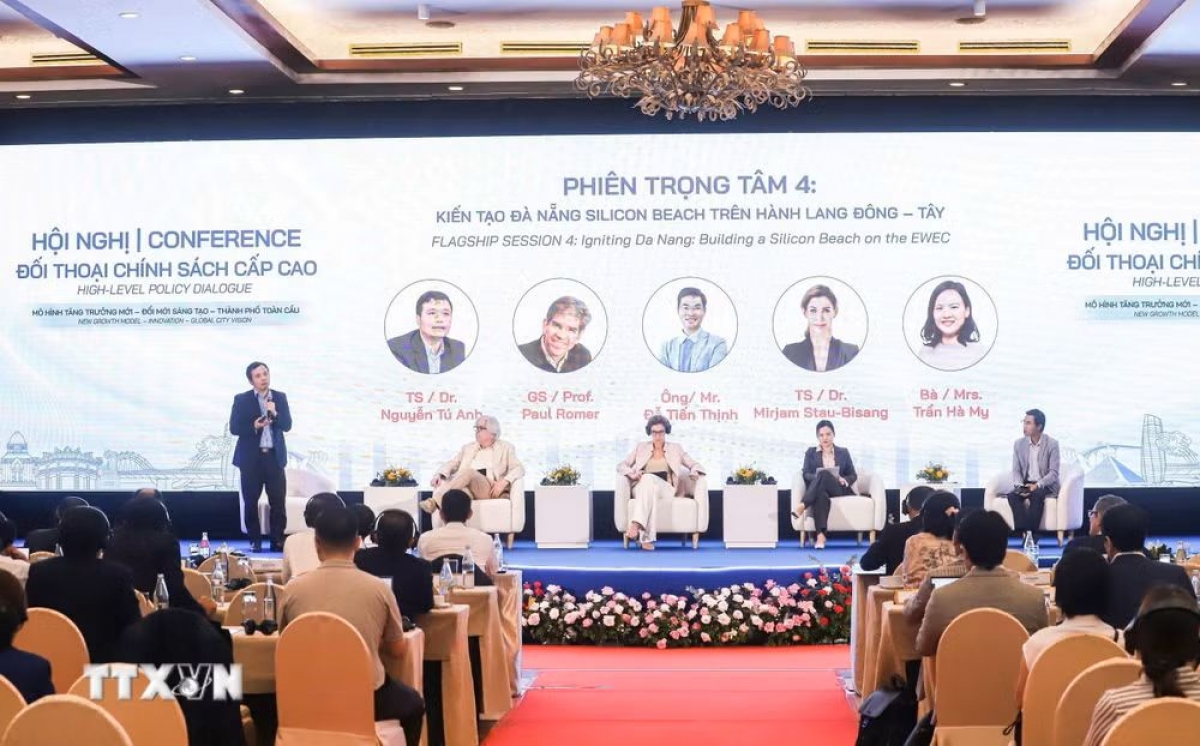 Bà Trần Hà My (ngồi ngoài cùng bên phải trên sân khấu) tham dự Hội nghị đối thoại chính sách cấp cao về mô hình tăng trưởng mới, đổi mới sáng tạo và thành phố toàn cầu được tổ chức vào tháng 7 năm 2026 tại Đà Nẵng. Ảnh: TTXVN
