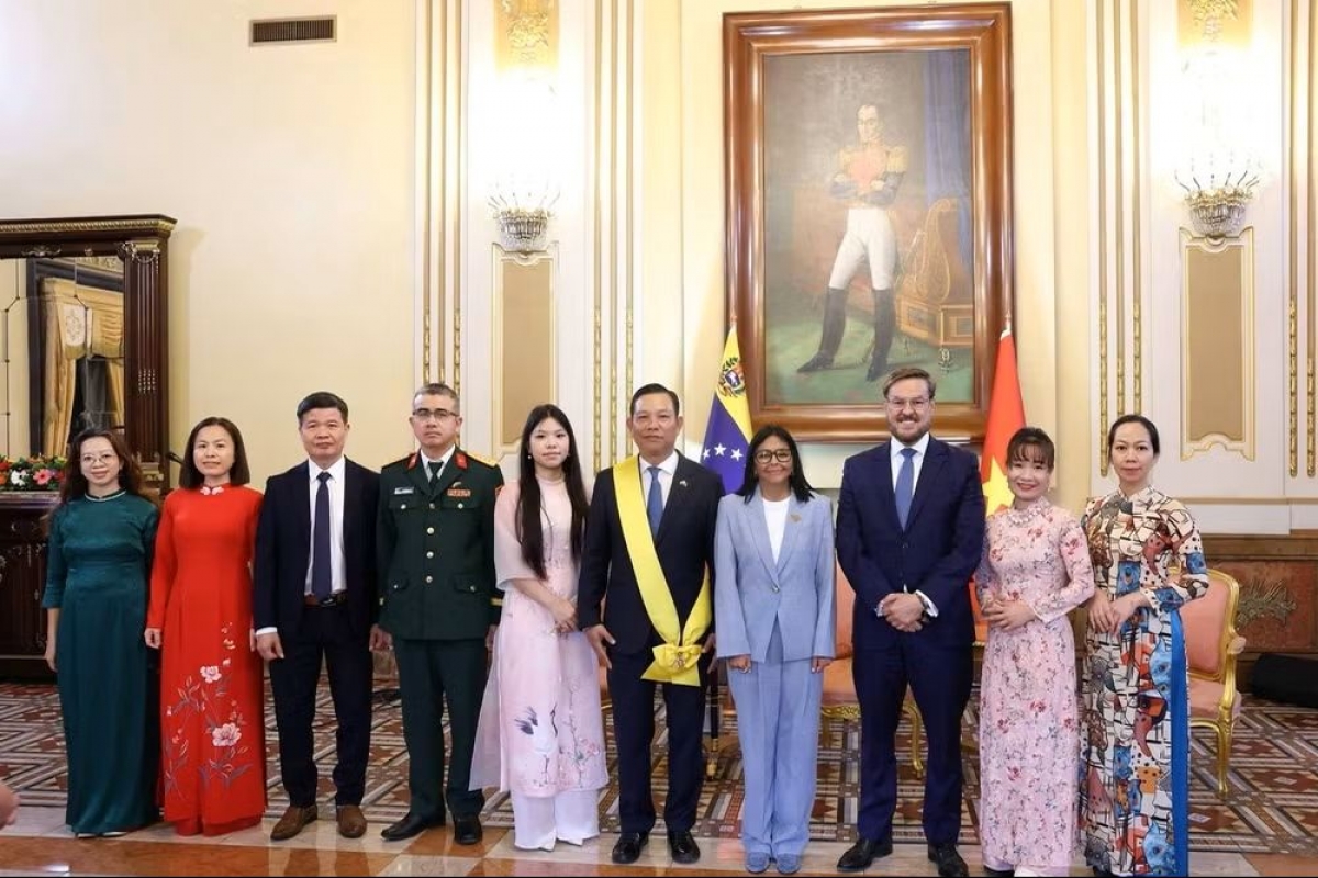 La presidenta encargada de Venezuela, Delcy Rodríguez, el embajador Vu Trung My y otros miembros de la embajada de la Misión Diplomática vietnamita asistentes a la ceremonia. Foto: Embajada de Vietnam en Venezuela