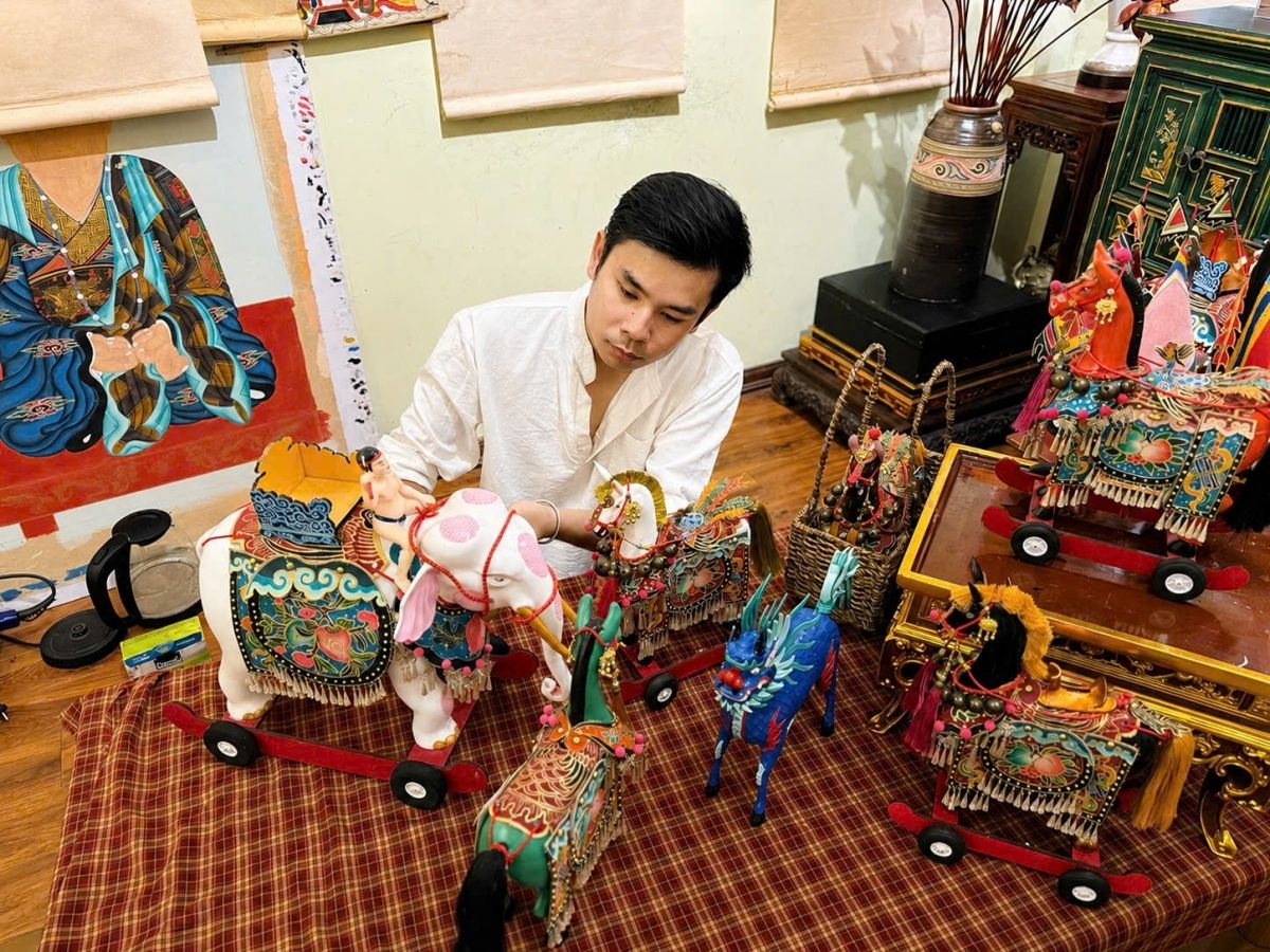 Artist Nam Chi from THONG DONG Art Studio at the exhibition (Photo: Bich Ngoc/VOV)