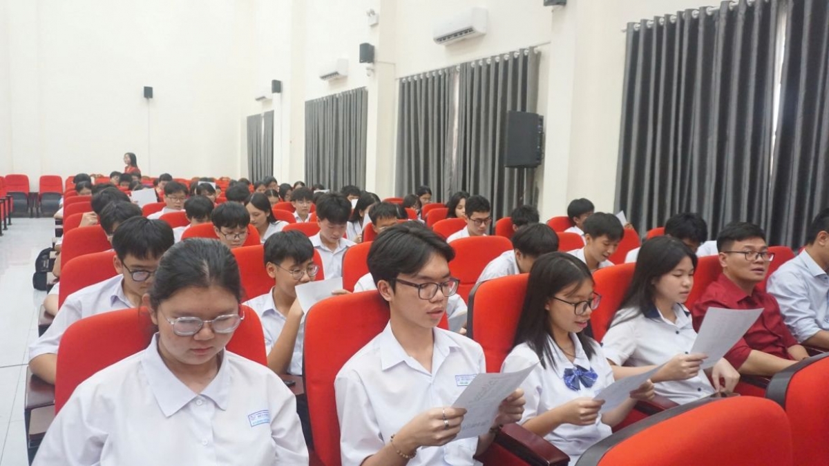 Students at Bui Thi Xuan High School learn singing during a "Don Ca Tai Tu" class. (Photo: N.Q)