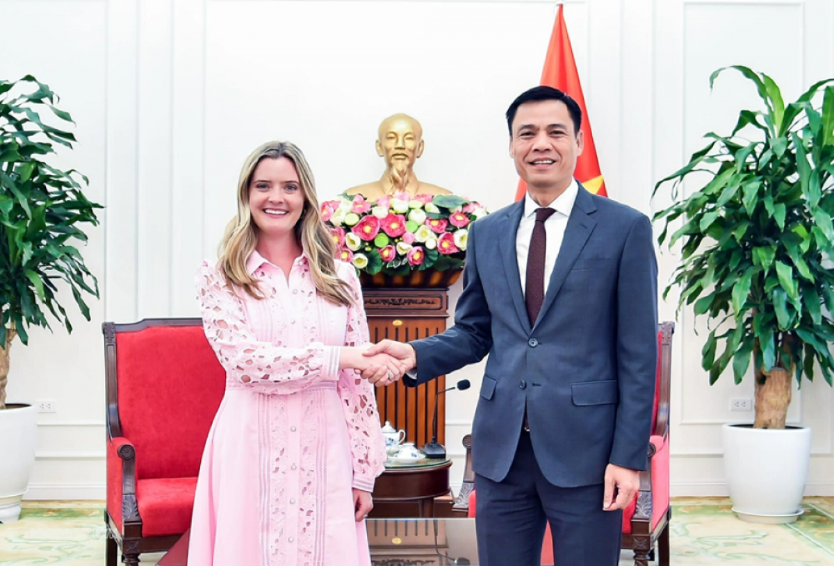 Dang Hoàng Giang et Cate Dillon. Photo: baoquocte.vn