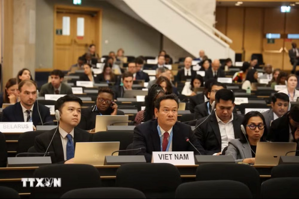 Duta Besar Mai Phan Dung (duduk di sebelah kanan) berbicara selama persidangan periodik ke-63 Dewan Hak Asasi Manusia PBB. Foto: Anh Hien/VNA