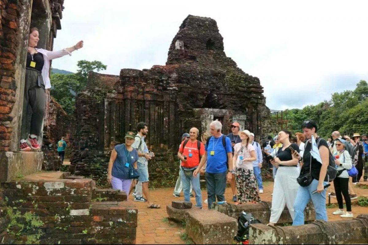Des touristes visitent le sanctuaire de My Son, à Dà Nang. Photo: VNA
