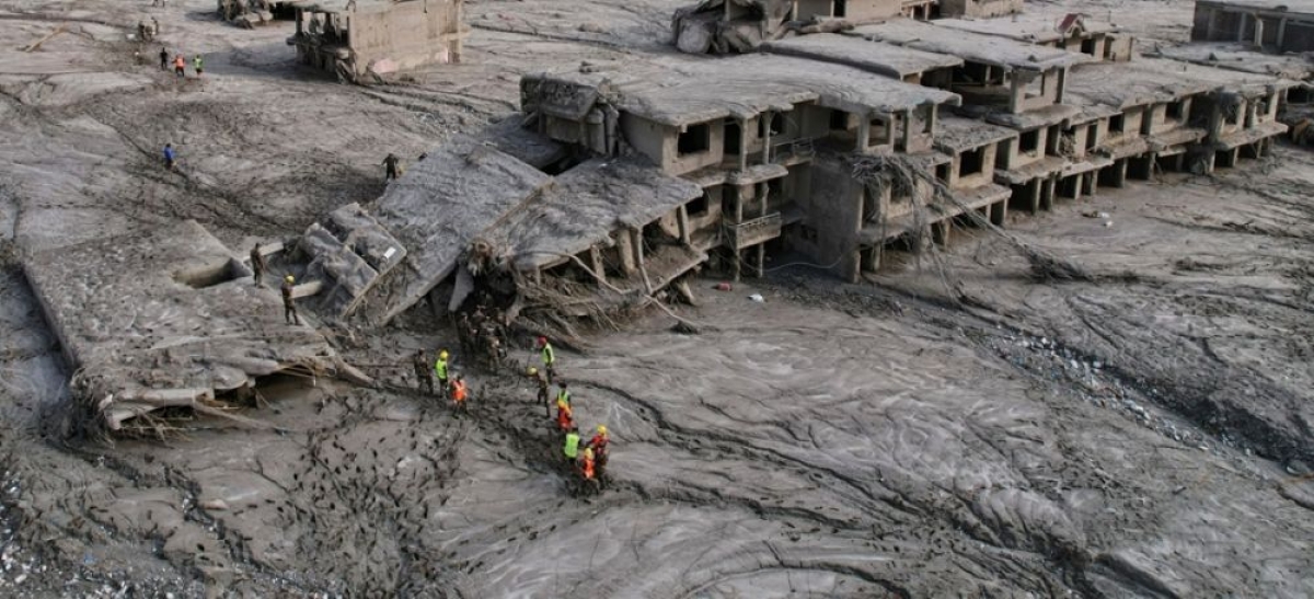 Des secouristes sur les lieux d'un glissement de terrain et d'une crue soudaine dans le district de Nuwakot, au Népal, le 29 août. Photo: AP