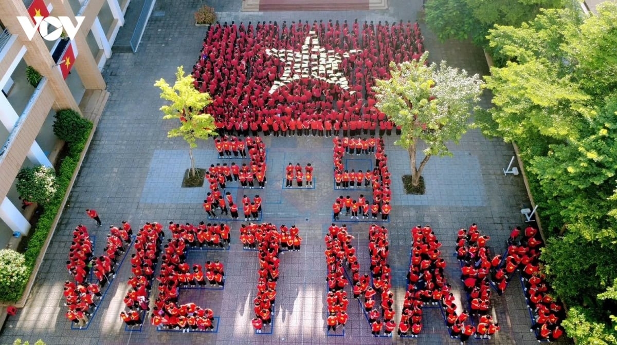 ครูและนักเรียนกว่า 1,500 คนในจังหวัดลาวกาย ร่วมแปรอักษรเป็นรูปธงชาติฉลองวันชาติ 2 กันยายน