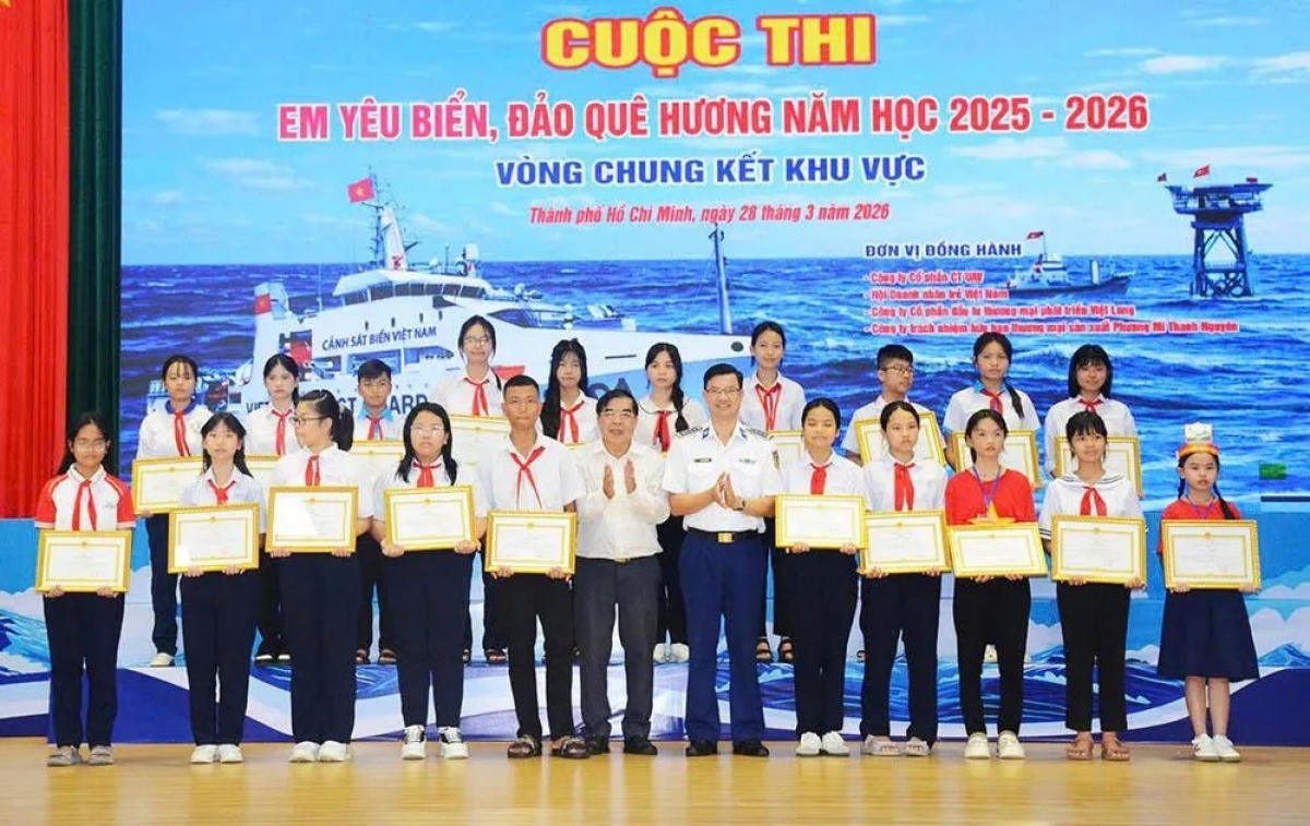 Khen thưởng các học sinh đoạt giải cuộc thi triển lãm về biển, đảo. Ảnh: VTV