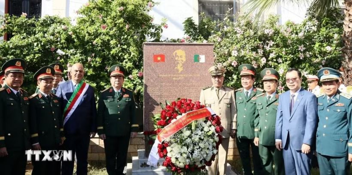 Jenderal Nguyen Trong Nghia dan delegasi tingkat tinggi Tentara Rakyat Vietnam meletakkan karangan bunga di Monumen Presiden Ho Chi Minh di Aljir. Foto: Manh Hung/VNA