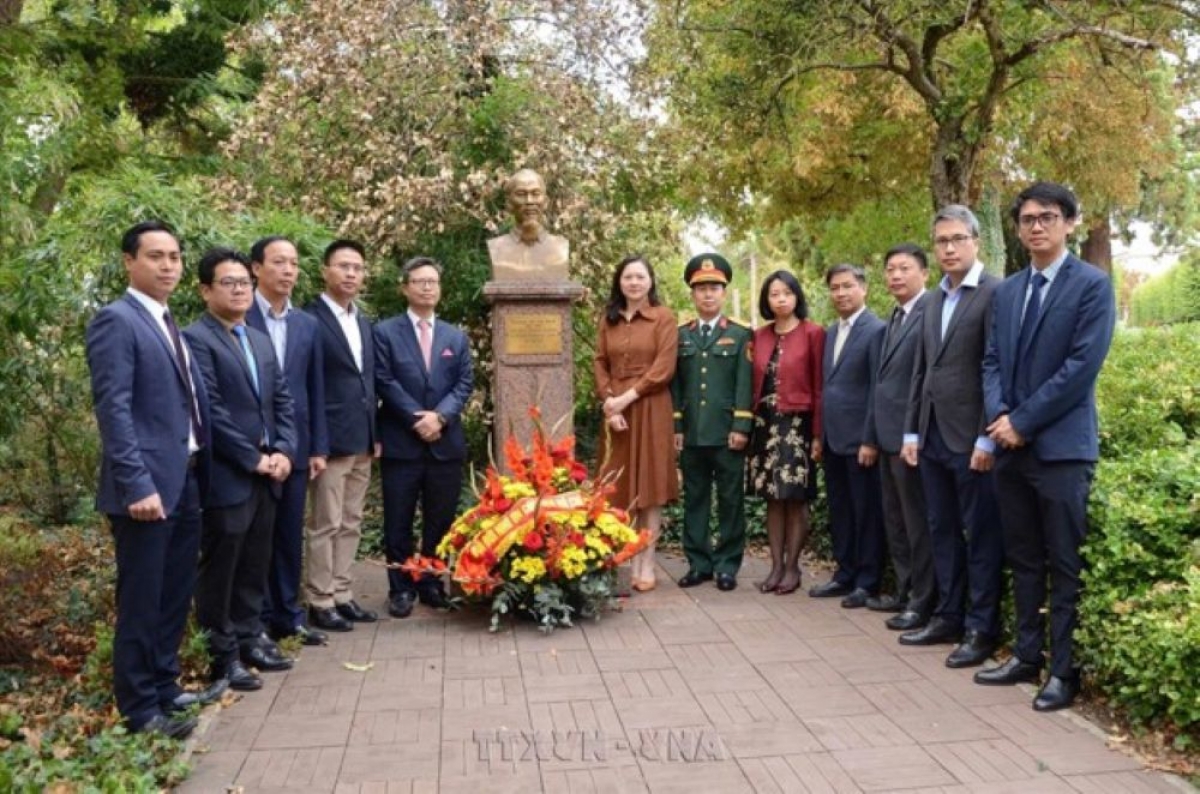 Nhân kỷ niệm 81 năm Quốc khánh nước Cộng hòa xã hội chủ nghĩa Việt Nam (2/9/1945 - 2/9/2026), Đại sứ quán Việt Nam và các cơ quan Việt Nam tại Pháp đã tổ chức lễ dâng hoa tưởng niệm Chủ tịch Hồ Chí Minh tại tượng đài của Người ở thành phố Montreuil, ngoại ô Paris.