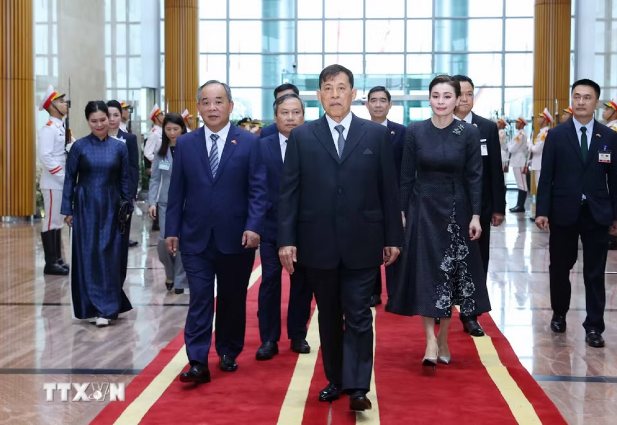 พระบาทสมเด็จพระเจ้าอยู่หัวและสมเด็จพระนางเจ้าฯ พระบรมราชินีแห่งราชอาณาจักรไทยเสด็จพระราชดำเนินเยือนเวียดนามอย่างเป็นทางการ (TTXVN)