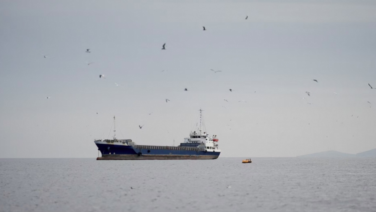 Un barco navega por el estrecho de Ormuz, frente a la costa de la gobernación de Musandam, Omán, el 12 de abril de 2026. Foto: Reuters