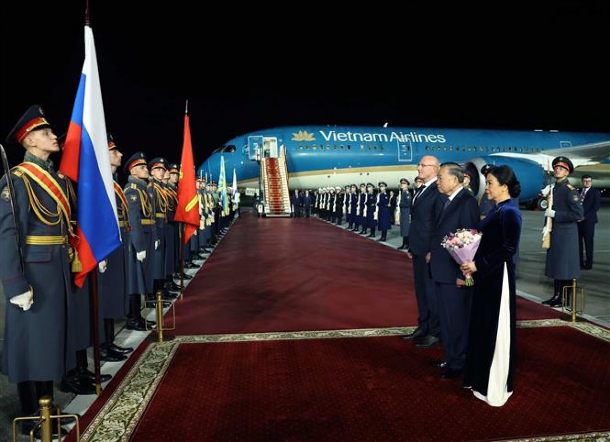 Ceremonia de despedida del secretario general del Partido Comunista y presidente de Vietnam, To Lam y su esposa en el aeropuerto de Vnúkovo, Moscú. Foto: Thong Nhat/VNA