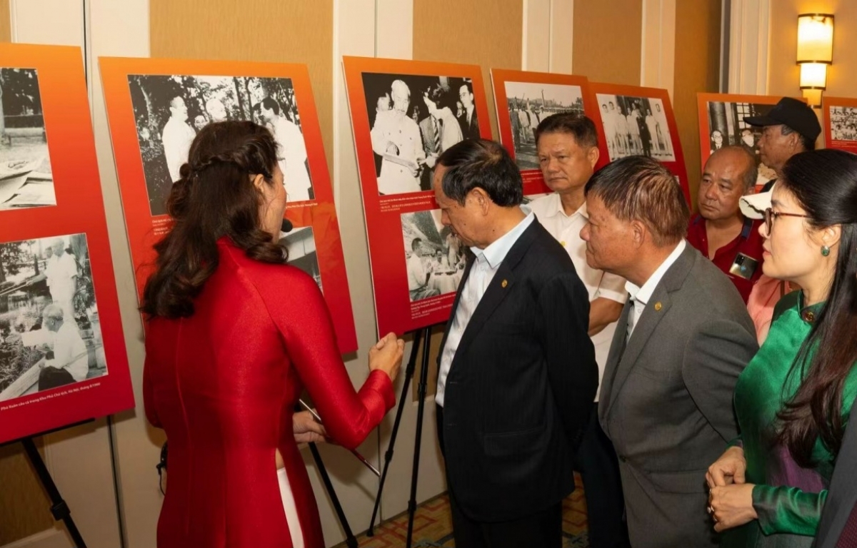 Đại biểu, khách mời tham quan triển lãm về cuộc đời và sự nghiệp của Chủ tịch Hồ Chí Minh. Ảnh do Tổng Lãnh sự quán Việt Nam tại Côn Minh cung cấp.