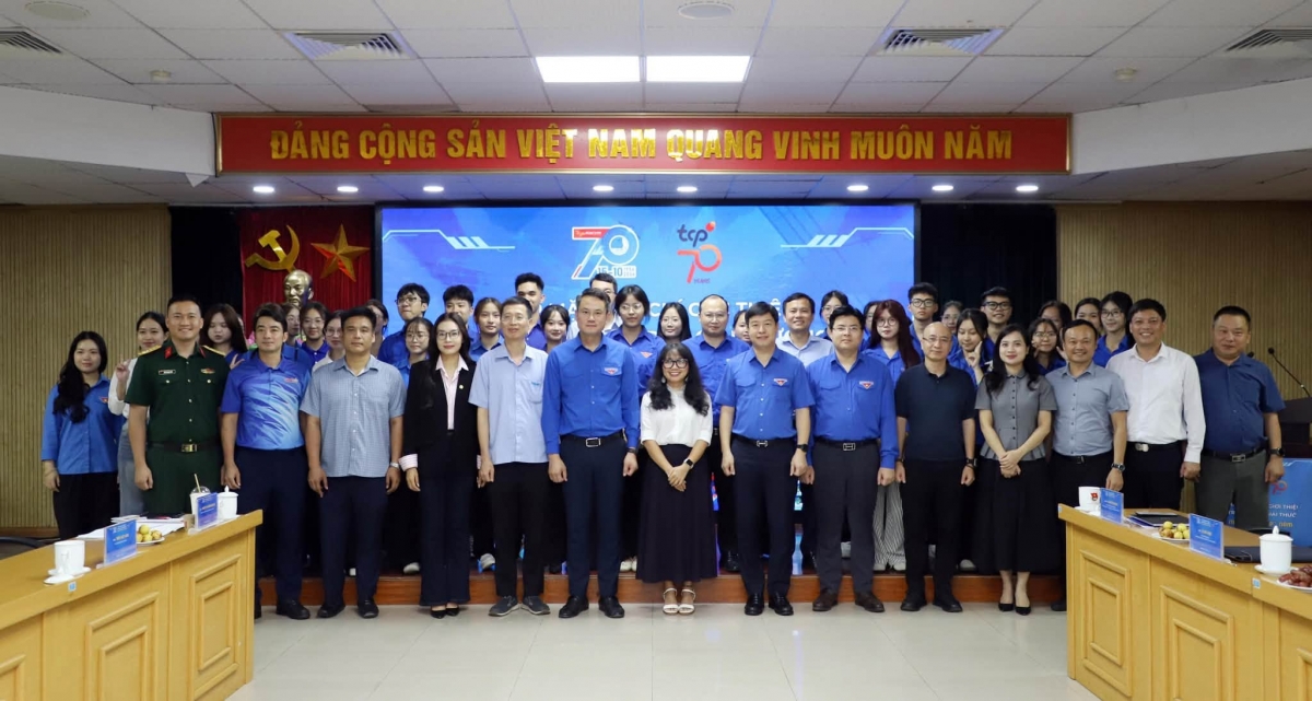 Delegates take a commemorative photo at the a press briefing to announce the award program on September 10, 2026. (Photo: VYF)