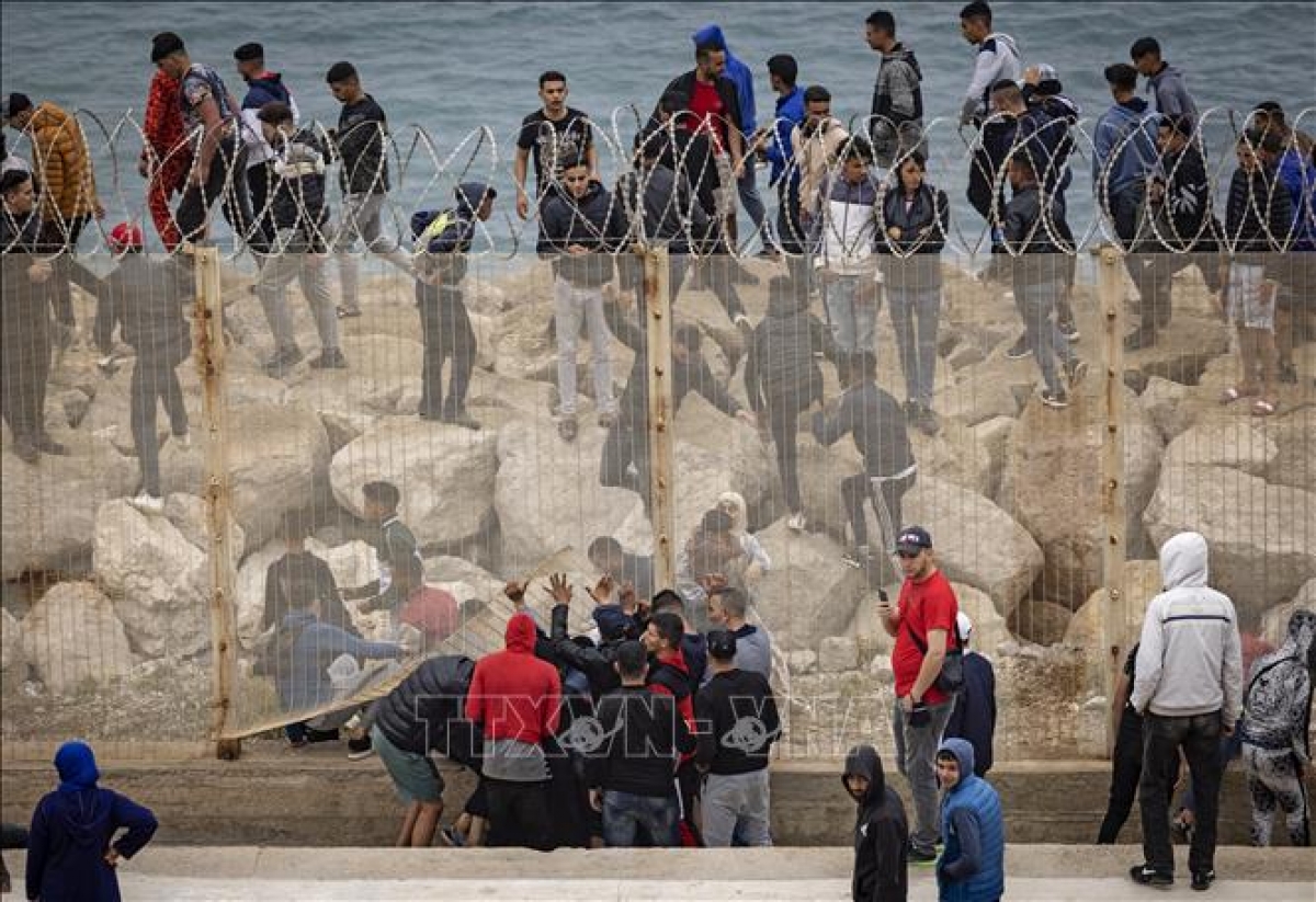 Passage de la barrière frontalière entre Fnideq (Maroc) et Ceuta (Espagne). Photo: TTXVN