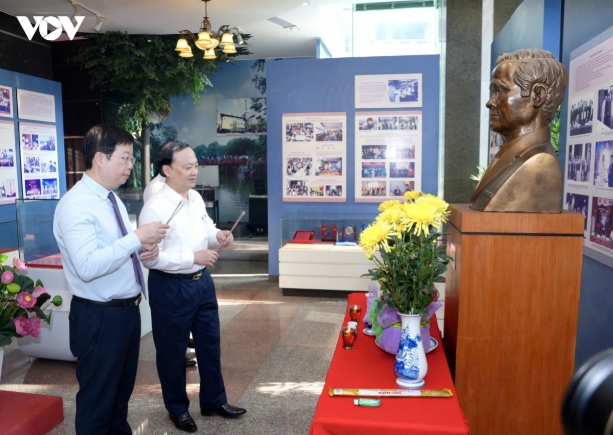 Tổng Giám đốc VOV Đỗ Tiến Sỹ và Tổng Giám đốc VTV Nguyễn Thanh Lâm thắp hương tri ân nhà báo Trần Lâm, người lãnh đạo đầu tiên của cả hai cơ quan VOV và VTV, tại trụ sở Đài Tiếng nói Việt Nam.