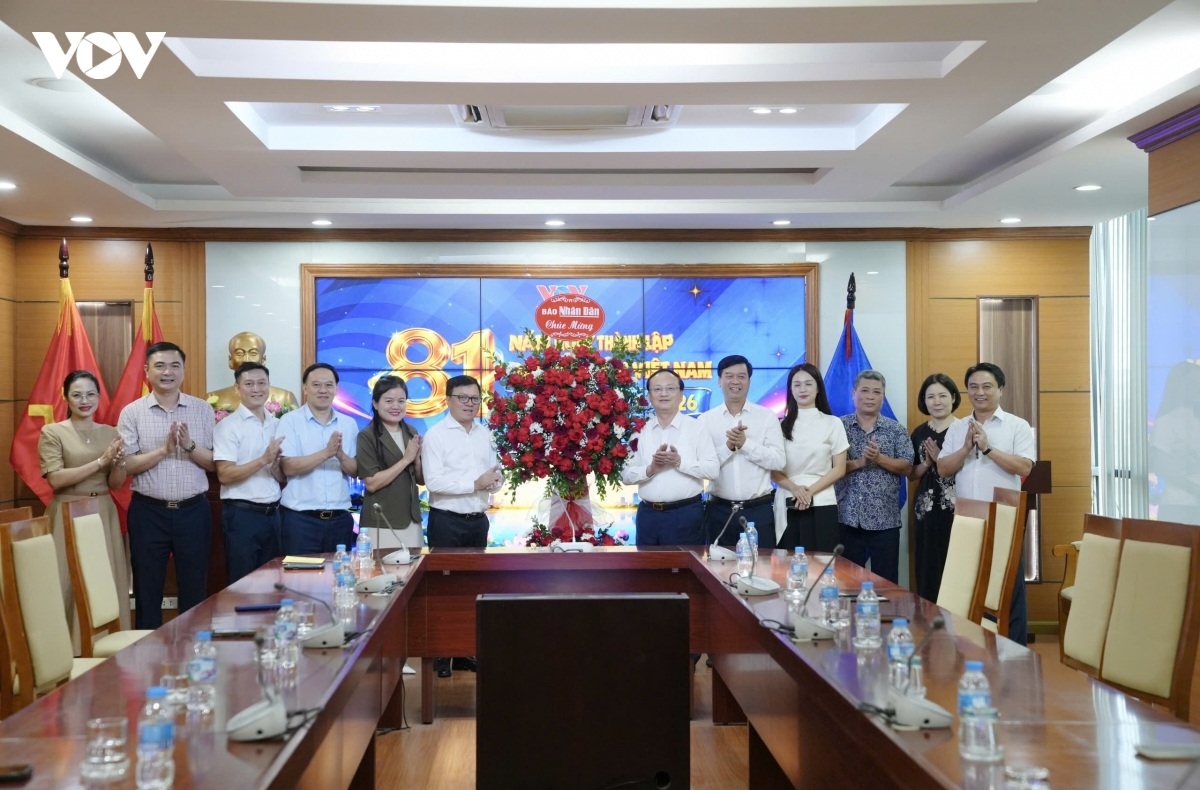 Cùng ngày, đoàn công tác do ông Lê Quốc Minh - Ủy viên Trung ương Đảng, Tổng Biên tập Báo Nhân Dân, Phó Trưởng Ban Tuyên giáo Trung ương, Chủ tịch Hội Nhà báo Việt Nam - dẫn đầu đã đến chúc mừng Đài Tiếng nói Việt Nam nhân kỷ niệm 81 năm thành lập.
