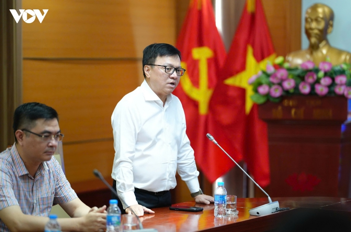 Phát biểu tại buổi làm việc, ông Lê Quốc Minh khẳng định, VOV và Báo Nhân Dân có mối quan hệ gắn bó mật thiết, được vun đắp qua nhiều thế hệ. Trong bối cảnh truyền thông chuyển đổi mạnh mẽ bởi công nghệ số, các cơ quan báo chí cần tăng cường liên kết, chia sẻ nguồn lực, phối hợp chặt chẽ để phát huy thế mạnh, tạo sức mạnh tổng hợp và nâng cao chất lượng báo chí cách mạng Việt Nam. Ông đề xuất nghiên cứu các hình thức phối hợp, cơ chế vận hành phù hợp, tạo sự kết nối đồng bộ giữa các loại hình báo chí và nền tảng truyền thông.