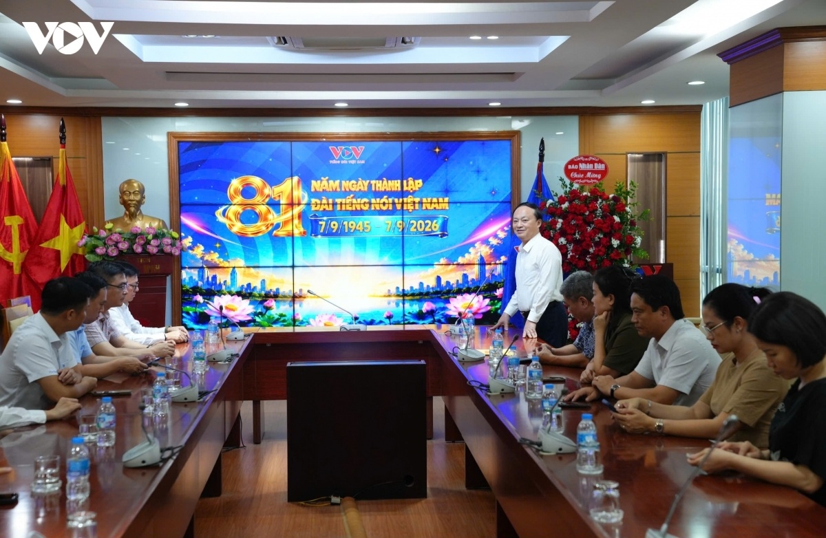 Phát biểu tại cuộc gặp, ông Đỗ Tiến Sỹ - Tổng Giám đốc VOV, trân trọng cảm ơn ông Lê Quốc Minh cùng lãnh đạo Báo Nhân Dân và Hội Nhà báo Việt Nam đã dành tình cảm, sự quan tâm và có mặt tại sự kiện. Theo ông, sự hiện diện của lãnh đạo Báo Nhân Dân và Hội Nhà báo Việt Nam mang đến cảm xúc đặc biệt, nhất là trong dịp VOV kỷ niệm 81 năm thành lập. Ông nhấn mạnh, báo chí giữ vai trò xung kích trong tuyên truyền, thông tin, giáo dục và vận động nhân dân; đồng thời đánh giá cao những đóng góp của Báo Nhân Dân, Hội Nhà báo Việt Nam và các cơ quan báo chí trong việc gìn giữ, phát huy truyền thống báo chí cách mạng.