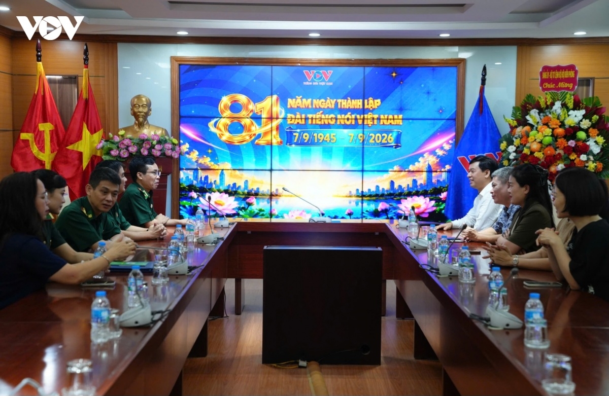 Cũng trong chiều nay, đoàn công tác của Đảng ủy - Bộ Tư lệnh Bộ đội Biên phòng do Thiếu tướng Vũ Quốc Ân, Ủy viên Ban Thường vụ Đảng ủy, Phó Chính ủy Bộ đội Biên phòng, làm Trưởng đoàn đã đến chúc mừng VOV nhân dịp kỷ niệm 81 năm thành lập. Đại diện Bộ Tư lệnh Bộ đội Biên phòng cho biết, việc đến chung vui cùng cán bộ, phóng viên, nhân viên VOV thể hiện tình cảm gắn bó giữa hai đơn vị trong suốt nhiều năm qua.
