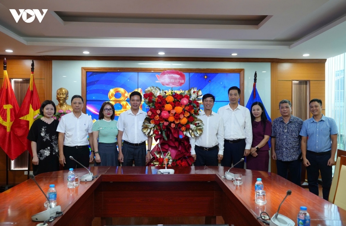 Cũng trong ngày hôm nay, đại diện một số đơn vị thuộc Bộ Công an đã đến tặng hoa, chúc mừng VOV nhân kỷ niệm 81 năm thành lập.