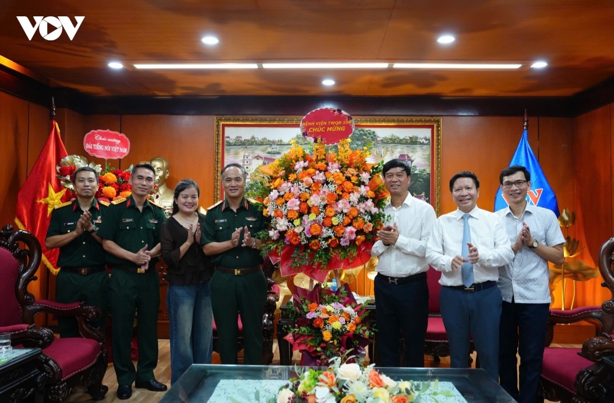 Đại diện Bệnh viện Trung ương Quân đội 108 đến chúc mừng VOV nhân kỷ niệm 81 năm thành lập Đài Tiếng nói Việt Nam.