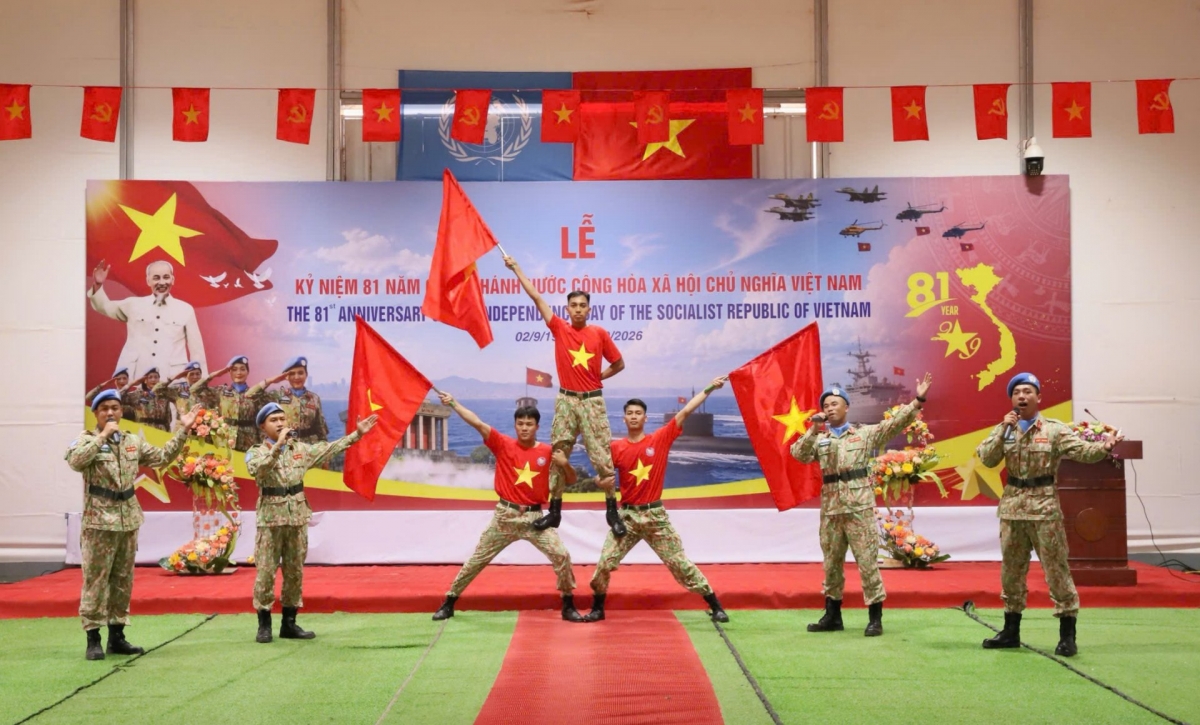 ບັນ​ດາ​ລາຍ​ການ​ສະ​ແດງ​ສິ​ລະ​ປະ​ທີ່​ເຂັ້ມ​ຂຸ້ນ​ໄປ​ດ້ວຍ​ສີ​ສັນ​ວັດ​ທະ​ນະ​ທຳ​ຂອງ​ຊາດ (ພາບ: ກະ​ຊວງ​ປ້ອງ​ກັນ​ປະ​ເທດ)