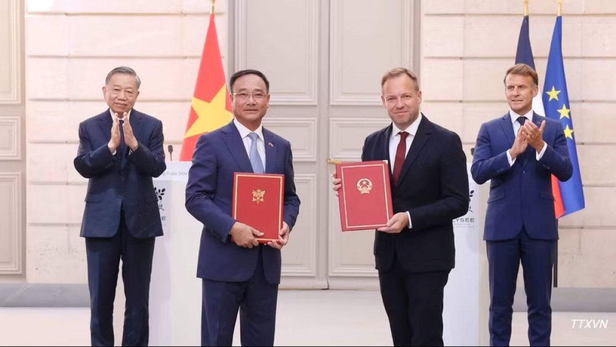 Le secrétaire général et président vietnamien Tô Lâm et le Président français Emmanuel Macron assistent à la cérémonie de remise de neufs documents de coopération entre le Vietnam et la France. Photo: Thông Nhât/TTXVN