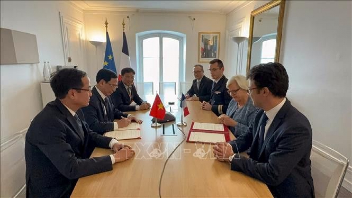 Ảnh: Đại tướng Phan Văn Giang và Bộ trưởng Catherine Vautrin ký Thỏa thuận giữa Bộ Quốc phòng nước CHXHCN Việt Nam và Bộ Quân đội và Cựu chiến binh Pháp về hợp tác trong lĩnh vực gìn giữ hòa bình Liên hợp quốc. Ảnh: TTXVN