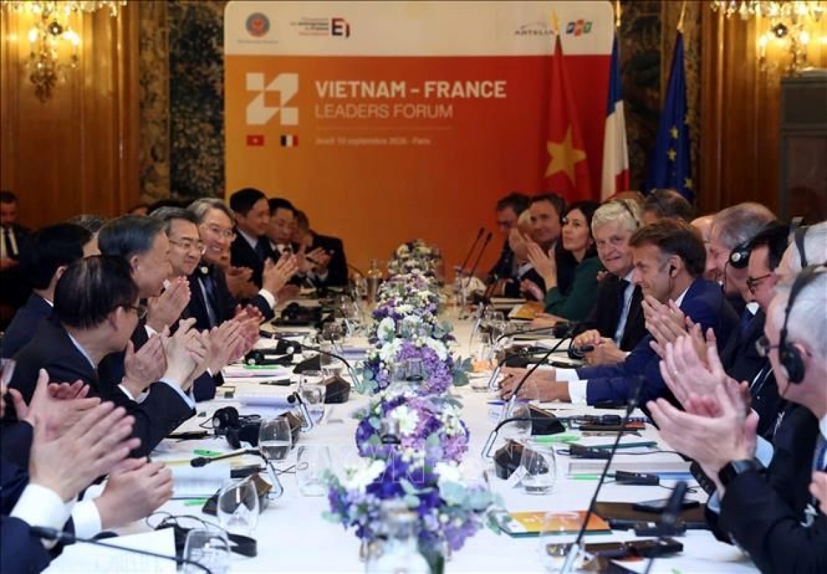 Генеральный секретарь ЦК КПВ, президент Вьетнама То Лам, президент Франции Эммануэль Макрон и делегаты. Фото: ВИА.