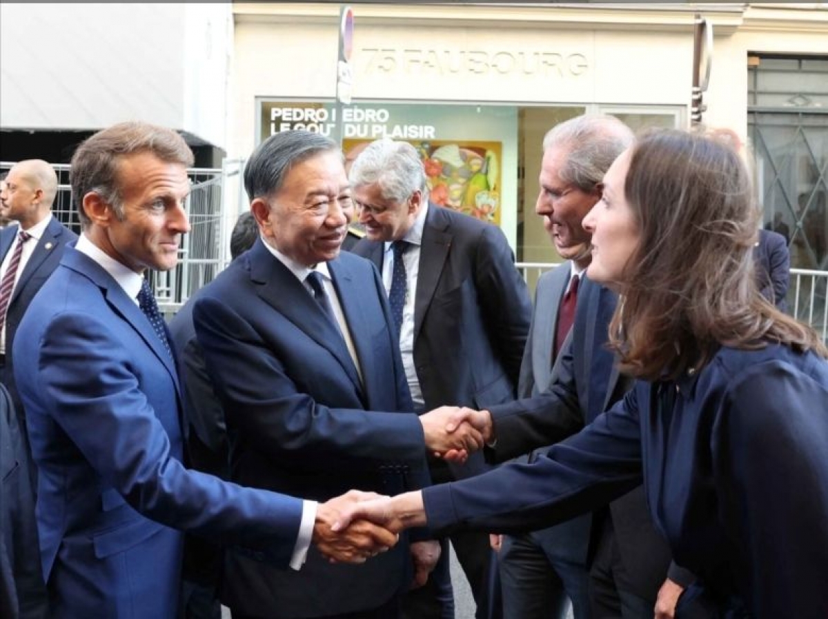 Le secrétaire général et président Tô Lâm et le président français Emmanuel Macron, en compagnie des dirigeants de plusieurs grands groupes et entreprises des deux pays. Photo: TTXVN