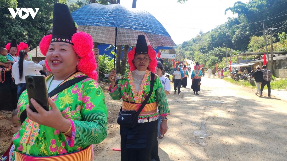 ຕາມພໍ່ແມ່ປະຊາຊົນຊາວເຜົ່າມົ້ງ ຢູ່ຕາແສງ ກໍມະ ແລ້ວ, ວັນບຸນເອກະລາດ ແມ່ນວັນບຸນທີ່ມີຄວາມໝາຍພິເສດສຳລັບ ປຊຊ ນີ້ແມ່ນເວລາທີ່ພໍ່ແມ່ປະຊາຊົນປະວຽກໄຮ່ນາໄວ້ຊົ່ວຄາວ ເພື່ອພ້ອມກັນມ່ວນຊື່ນໃນວັນບຸນ, ພົບປະ ແລະ ແລກປ່ຽນພົວພັນນຳກັນ.