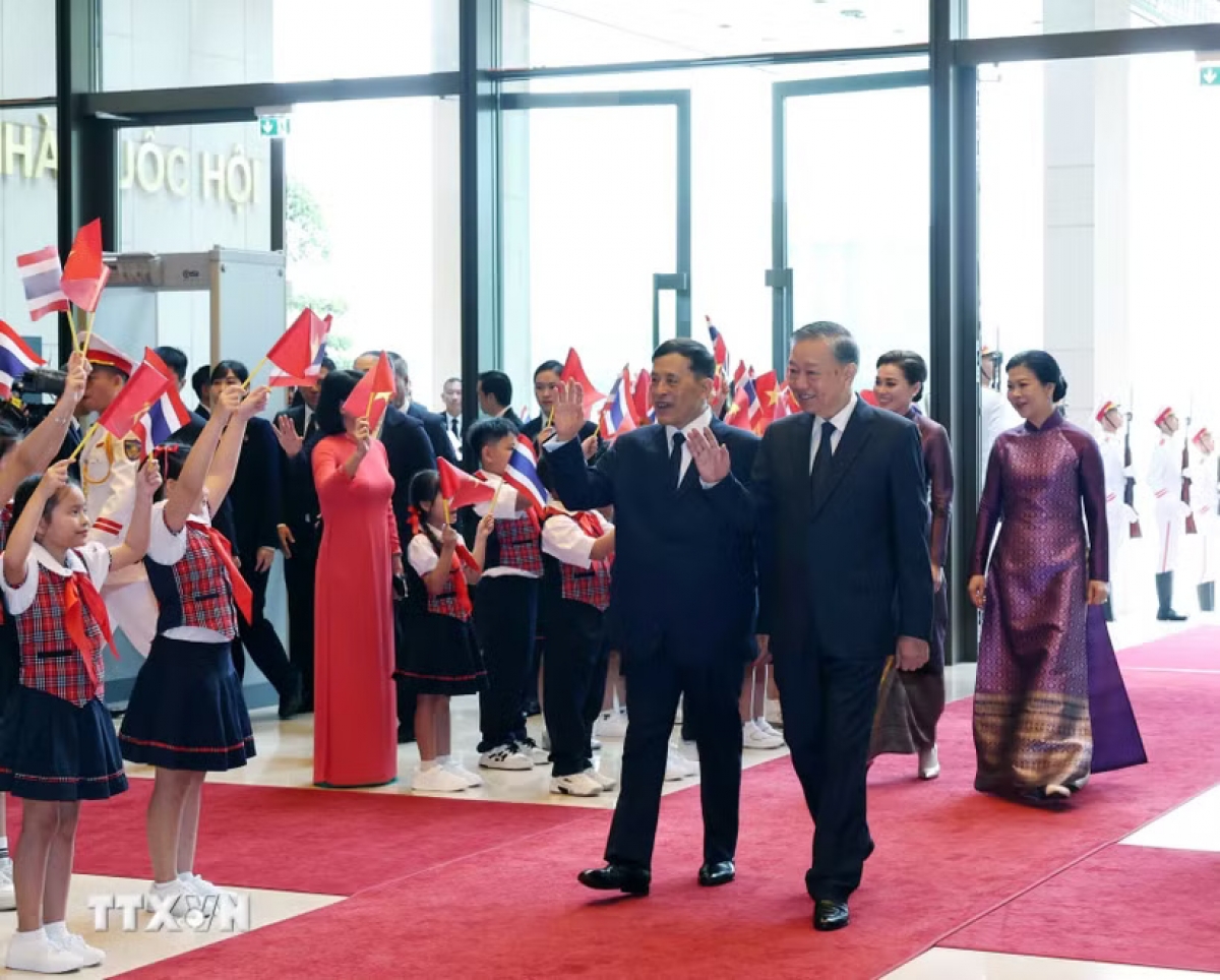 Upacara penyambutan Raja Thailand dalam kunjungannya ke Vietnam (Foto: VNA)