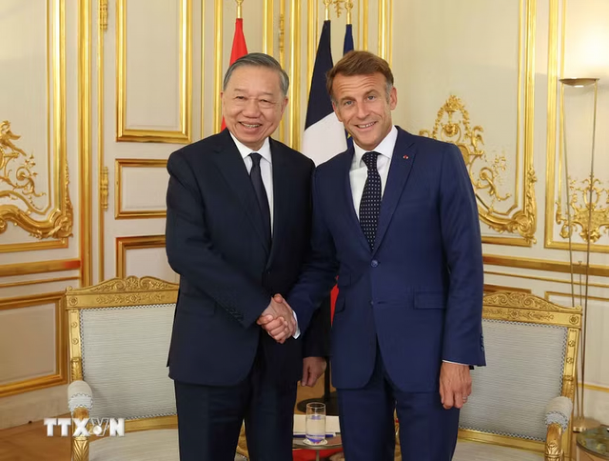 Le secrétaire général du Parti communiste et président vietnamien Tô Lâm et le président français Emmanuel Macron. Photo: AVI