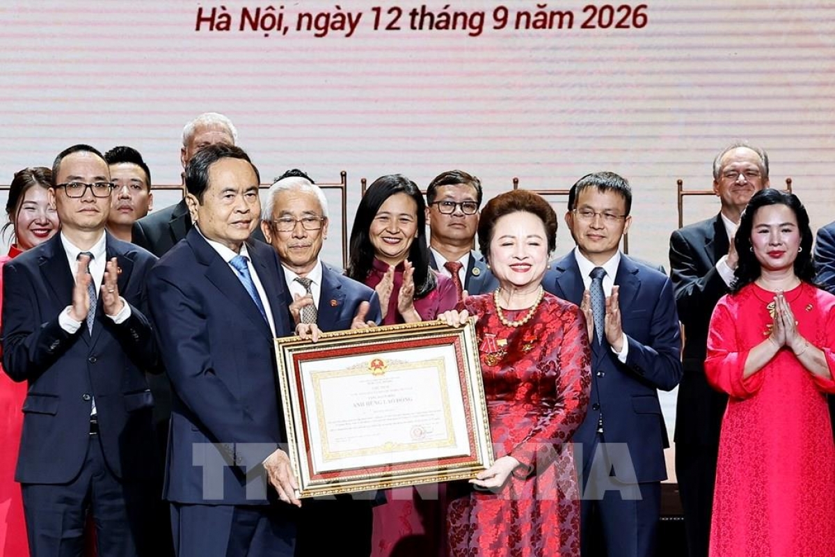陈青敏向阮氏娥授予劳动英雄称号