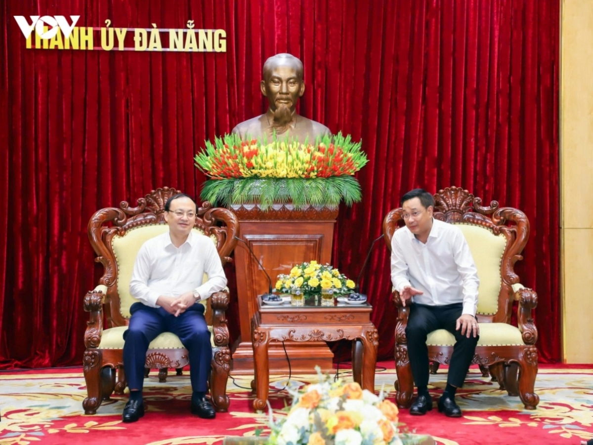 VOVのドー・ティエン・シー・総裁（左）とダナン市党委員会のレー・ゴック・クアン委員長.（写真： VOV）
