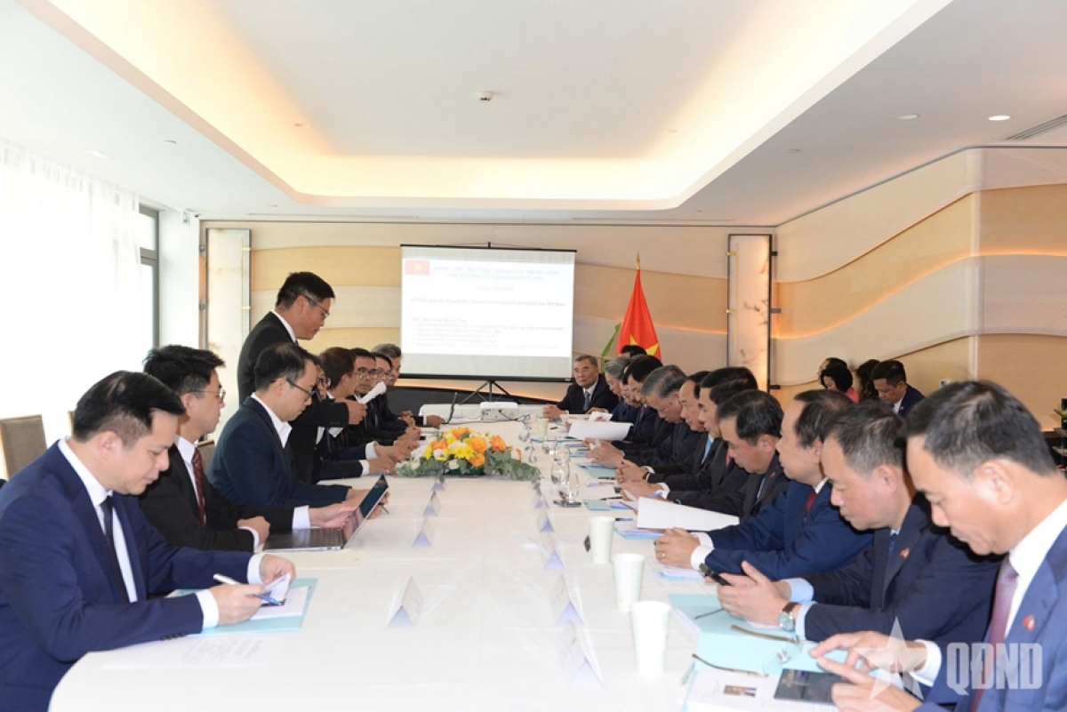Le Secrétaire général du Parti communiste et Président de la République Tô Lâm reçoit des experts vietnamiens en technologies en France. Photo: Armée populaire