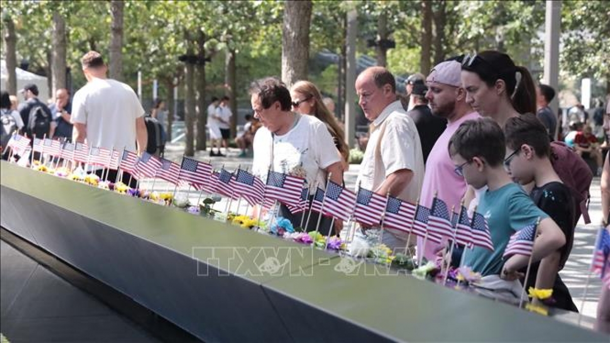 Des Américains venus de tout le pays se rassemblent au Mémorial national du 11 Septembre à Manhattan, New York. Photo: Thanh Tuân/AVI États-Unis