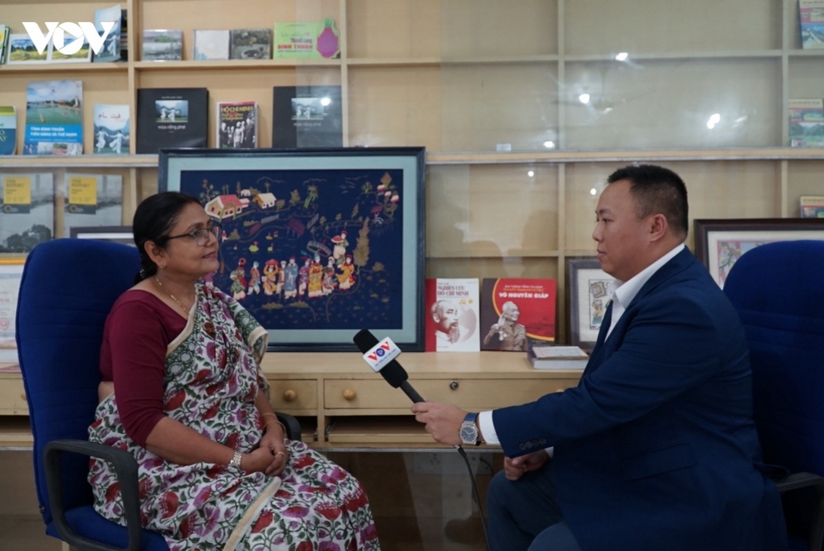 La professeure Sonu Trivedi de l'Université de Delhi, chercheuse principale à la India Foundation et directrice fondatrice du Centre d'études vietnamiennes, répond à une interview sur le rôle du Vietnam en tant que pays partenaire des BRICS et les nouvelles perspectives de coopération. Photo: VOV