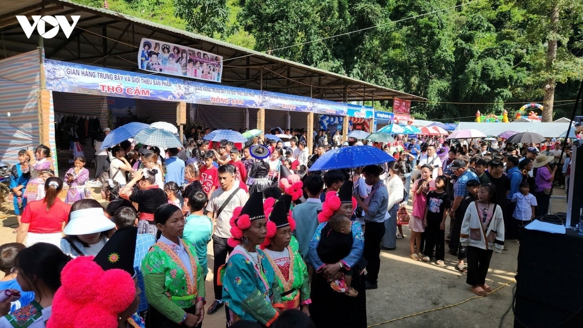 ສຳລັບ ປຊຊ ບັນດາຊົນເຜົ່າຢູ່ເຂດພູສູງ ກໍມະ ແລ້ວ, ວັນບຸນເອກະລາດຍັງແມ່ນໂອກາດເພື່ອໃຫ້ພໍ່ແມ່ປະຊາຊົນລະນຶກຄືນເຖິງບັນດາການປ່ຽນແປງຂອງບ້ານເກີດເມືອງນອນ ນັບແຕ່ເມື່ອມີພັກ, ມີລຸງ ໂຮ່ ແລະ ການປະຕິວັດ.
