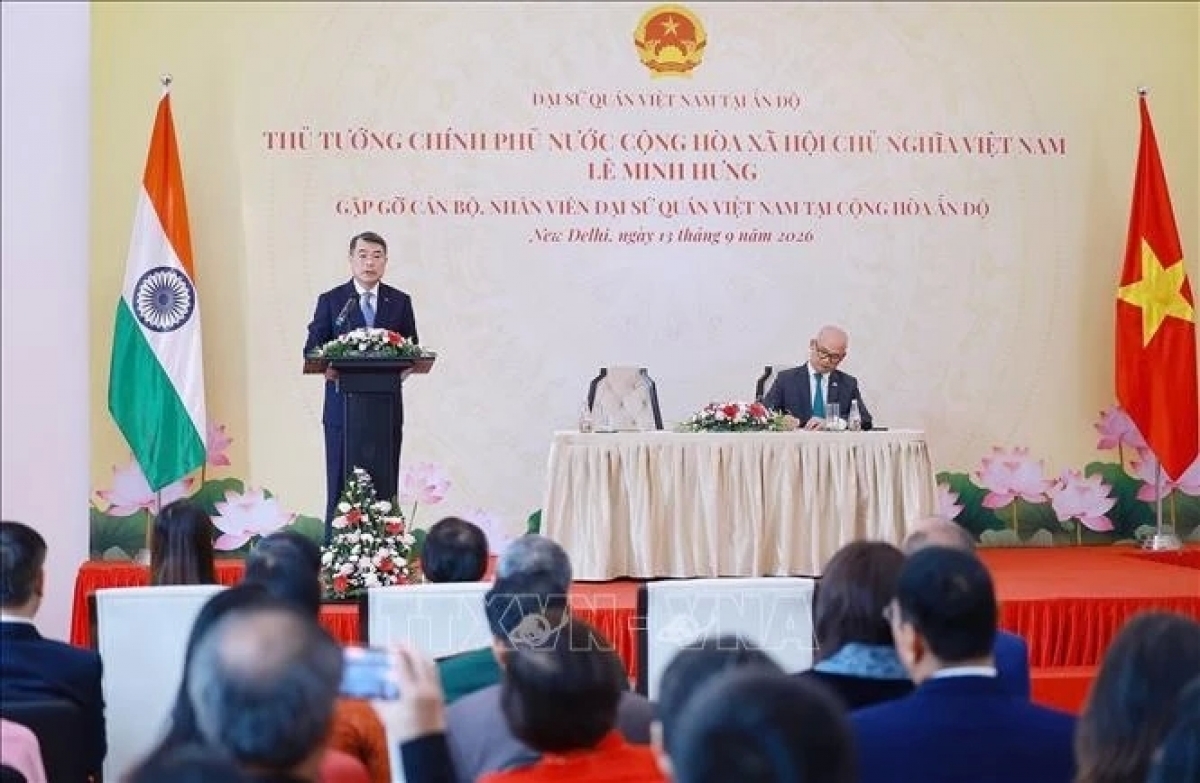Le Premier ministre Lê Minh Hung rencontre le personnel de l'ambassade du Vietnam en Inde. Photo: TTXVN